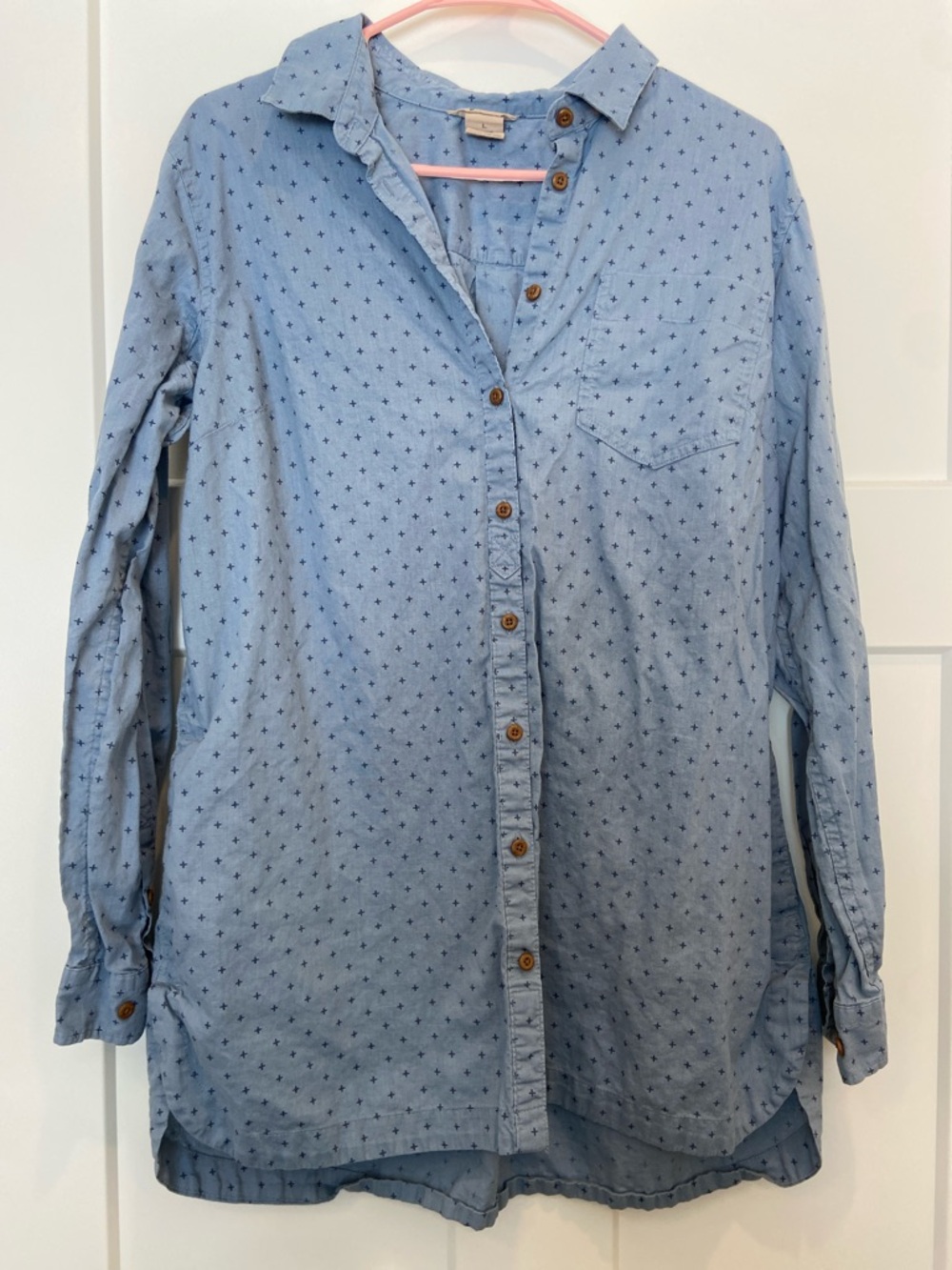 L Duluth Trading Co Light Blue Cross-Print Button-Up tunic with pockets